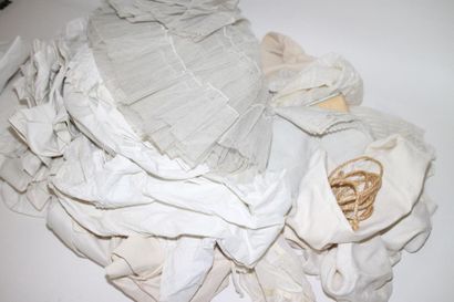 null Un lot: 5 corsages, 4 cache-corsets, 4 jupons, 2 chemises de jour, vers 1900,...