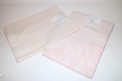 null Deux draps: Un drap en fil rose, applications blanches l: 2m40 et un drap de...