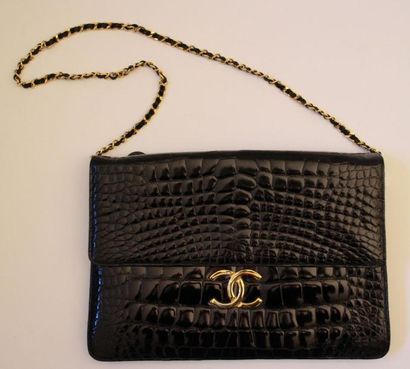 CHANEL Grand sac pochette en vernis noir, bandoulière chaine et cuir 36 X 26 cm (parfait...