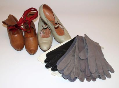 null Deux paires de souliers, années 25-30 Une paire de souliers de type«poulaines»...