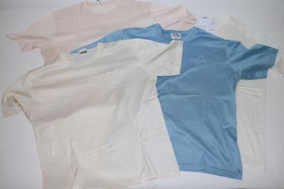 HERMES Un lot de 4 T-shirts en coton blanc, crème, rose et bleu