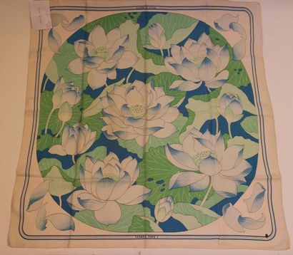 HERMES Carré en soie «Fleurs de Lotus», fond blanc (taches)