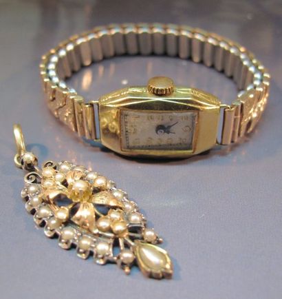null Lot d'une montre boîtier or et bracelet plaqué et d'un pendentif en or/argent...