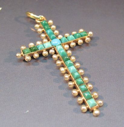null Croix en or sertie de turquoises et perles. Travail du 19ème siècle, une turquoise...