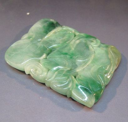 null Plaque de jade traité sculpté de nénuphars. H: 5 cm