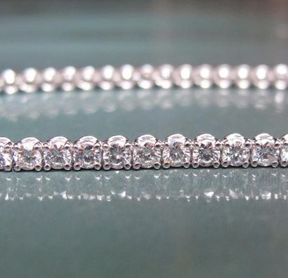 null Bracelet ligne en or gris 750°:00 serti de diamants taille brillant pour environ...