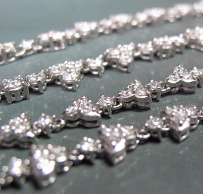 null Sautoir en or gris 750°/00 (hibou) serti de diamants taille brillant (environ...