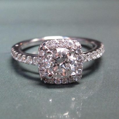 null Bague en or gris 750°/00 (hibou) sertie d 'un diamant taille brillant de 1 carat...