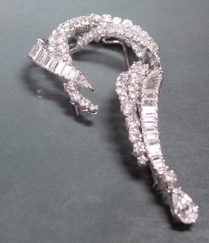 null Importante broche clip volute en platine (mascaron) sertie de diamants baguettes...