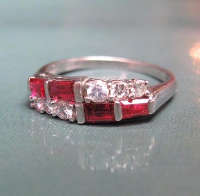 CARTIER Anneau en platine sertie de diamants taille brillant et rubis calibrés. Signée...
