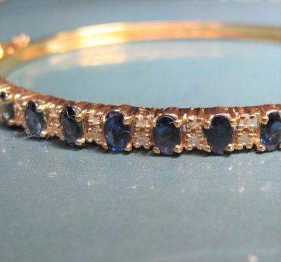 null Bracelet rigide ovale en vermeil 925 serti de saphirs ovales (3.50 carats environ,...