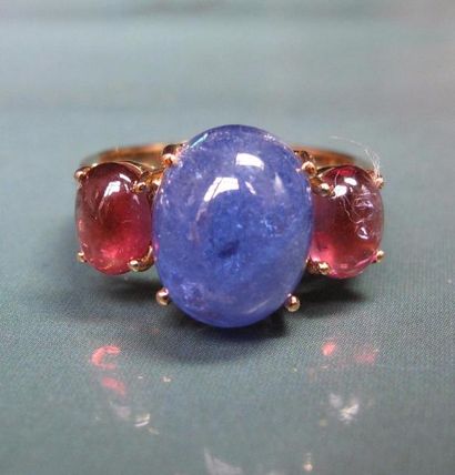 null Bague en or jaune 750°/00 (tête d'aigle), sertie d 'une tanzanite ovale cabochon...