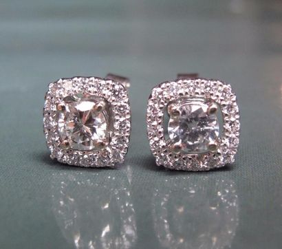 null Paire boucles d'oreilles en or gris 750°/00, serties chacune d'un diamant taille...
