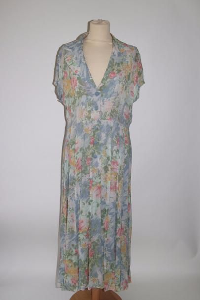 null JEAN LOUIS SCHERRER boutique, robe en crêpe, tons et fleurs pastel, (T40 -42)...