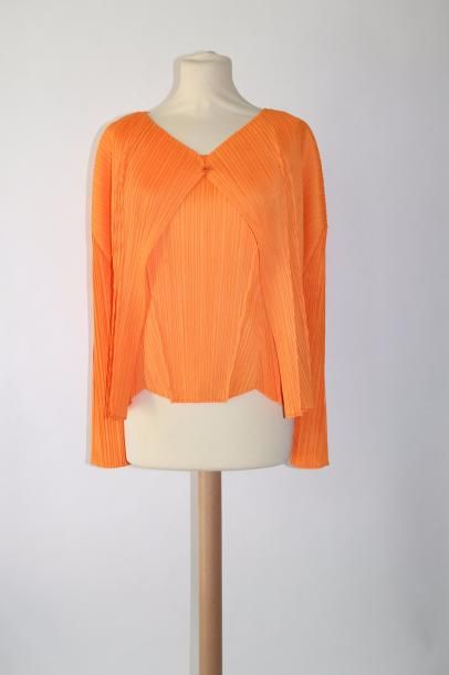 null PLEATS PLEASE, une jupe longue et un ensemble top et veste orange
