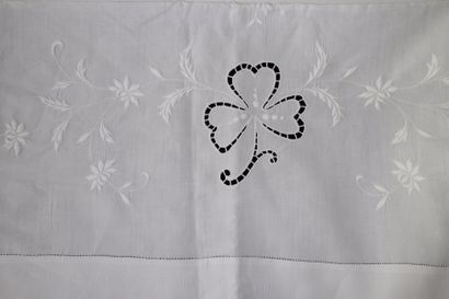 null UN drap en fil, broderies et chiffre brodé, l : 2m05, 1drap de dessous et 2...