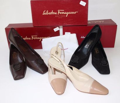 null Lot de 4 paires de souliers dont 3 paires d’escarpins FERRAGAMO, daim noir,...