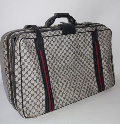 null GUCCI

Grande valise en toile siglée bleu et cuir bleu (73 X 48cm)