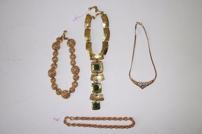 null Un lot comprenant : collier métal doré et strass LANVIN, un collier métal doré...