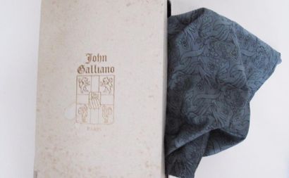 null John GALLIANO

Pochette du soir avec sa bandoulière en cuir vernis façon autruche,...