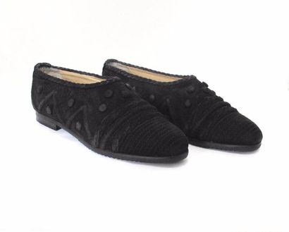 null TOKIO KUMAGAÏ

Paire de souliers en daim noir surpiqué, env. T 371/2 (1 petit...