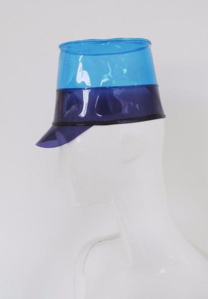 null ISSEY MIYAKE

Casquette en plastique bleu, circa 1995 (manque la griffe)