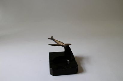 null HEINKEL HE 70 «  BLITZ » maquette en métal noir présenté en vol sur son socle...