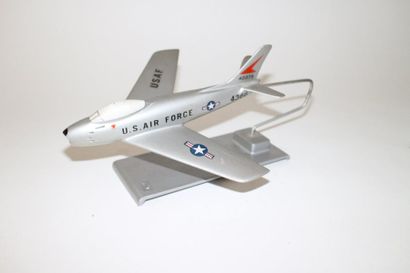 null NORTH AMERICAN F-86 SABRE

Modèle en métal décoré du chasseur américain aux...