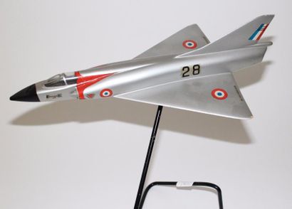 null MIRAGE IIIC

Maquette ancienne en bois peint du l’avion d’interception français...