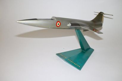 null LOCKHEED F-104 STARFIGHTER

 Grand modèle en résine peinte aux couleurs italiennes...