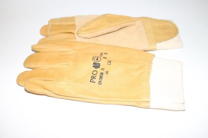 null PAIRE de GANTS d’ HELITREUILLAGE 

En cuir fauve avec renfort sur paume du gant...