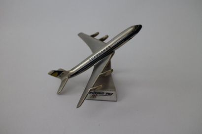 null BOEING B-707 LUFTHANSA

 Petit modèle en métal peint aux couleurs de la compagnie...