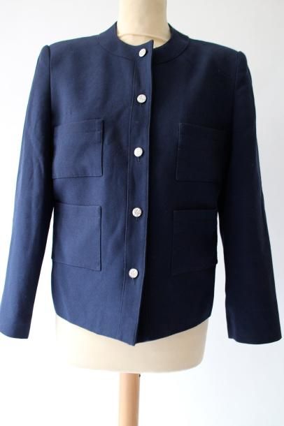 null VESTE D’HOTESSE AIR France par CARVEN

En tissus bleu marine à 4 poches dont...