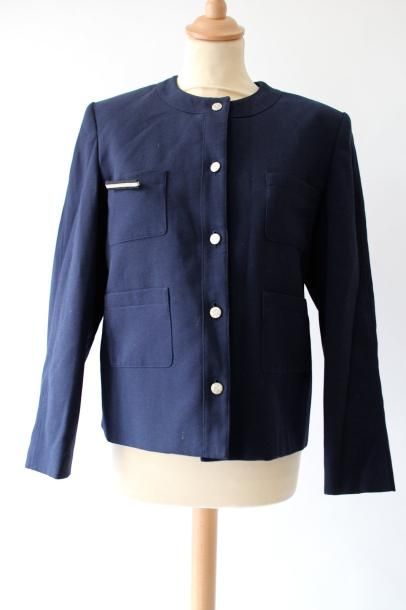 null VESTE d’HOTESSE AIR France par CARVEN

En tissus bleu marine à 4 poches dont...