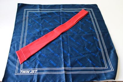 null -FOULARD TWIN JET en tissus bleu marine, portée par les hôtesses d’Air France...