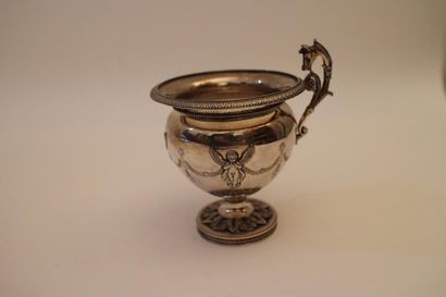 null Tasse à anse en argent Epoque Empire prise en forme de tête de cheval, corps...