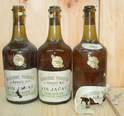 null 3 bouteilles VIN JAUNE D'ARBOIS - FRUITIERE VITICOLE 1962
Etiquettes très abimées....
