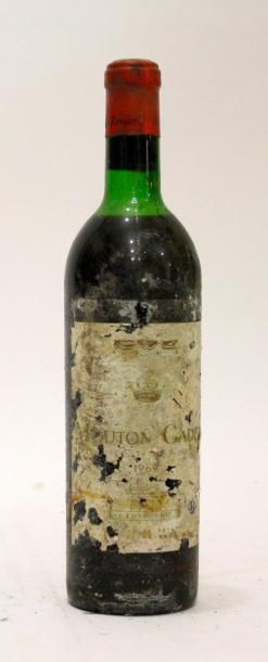 null 1 bouteilles MOUTON CADET DOMAINES ROTHSCHILD - Médoc 1969
Etiquette tachée,...