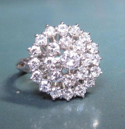null Bague fleur en or gris 750°/00 (hibou), sertie de diamants taille brillant pour...