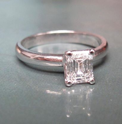 null Bague en or gris 750°/00, sertie d'un diamant taille émeraude de 1.01 carat,...