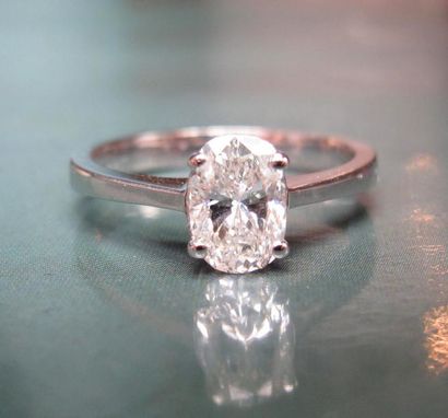 null Bague en or gris 750°/00, sertie d'un diamant ovale de 1.10 carat, couleur E...