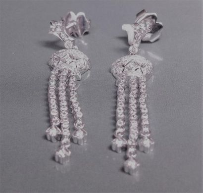 null Paire de boucles d'oreilles en or gris 750°/00 (hibou) serties de diamants taille...