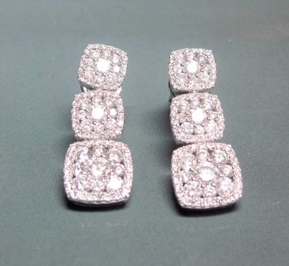 null Paire de boucles d'oreilles pendants en 750°/00 (hibou), serties de diamants...