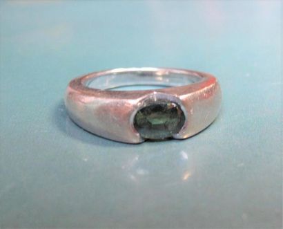 null Bague jonc en or 750°/00 (tête d'aigle), sertie d 'une tourmaline verte ovale....