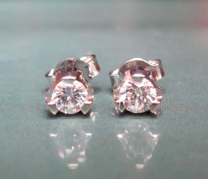 null Paire de puces en or gris 750°/00, serties chacune d'un diamant taille brillant...