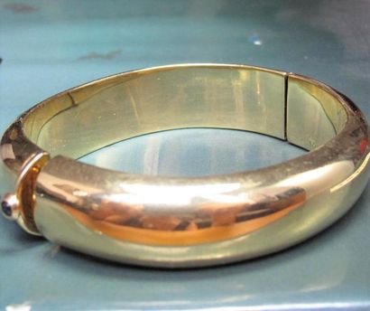 null Bracelet rigide ovale demi jonc en or jaune 750°/00. Charnière. 42.90 g