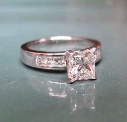 null Bague en or gris585°/00 (coquille) sertie d'un diamant taille princesse de 0.84...