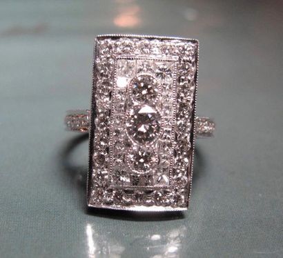 null Bague en or gris 750°/00 (hibou) rectangulaire pavé de diamants taille brillant...