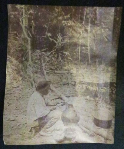 null BRESIL - PHOTO ANCIENNE d'un INDIEN préparant du caoutchouc en AMAZONIE. XIXème....