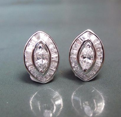   Paire de boucles d'oreilles en or gris 750°/00 serties chacune d'un diamant navette,...